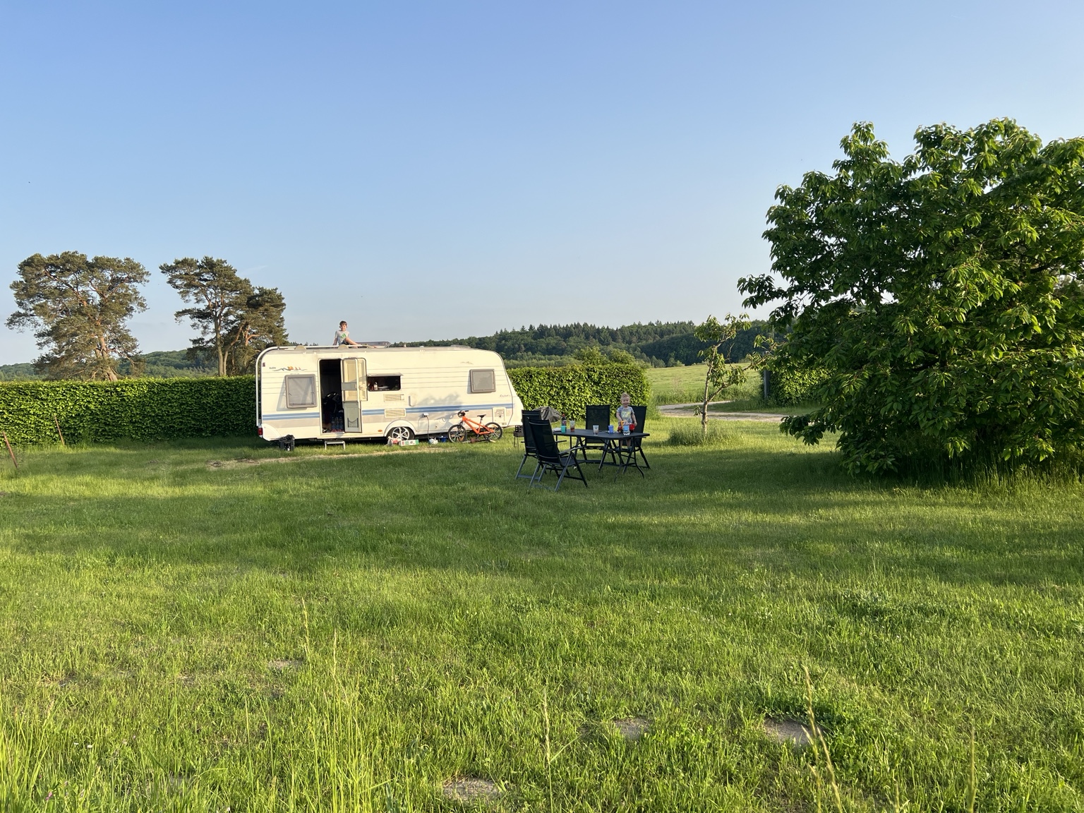 Camping mit Wohnwagen oder Wohnmobil